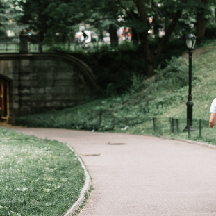 ¿Sientes dolor en tus rodillas al correr? Causas, síntomas y tratamientos.