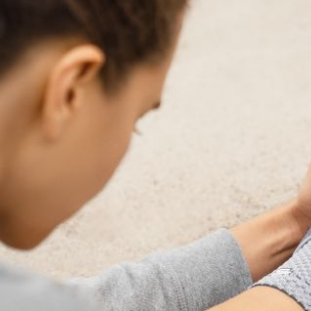 ¿Cómo aliviar un dolor y/o esguince de tobillo? Causas, síntomas y tratamientos.
